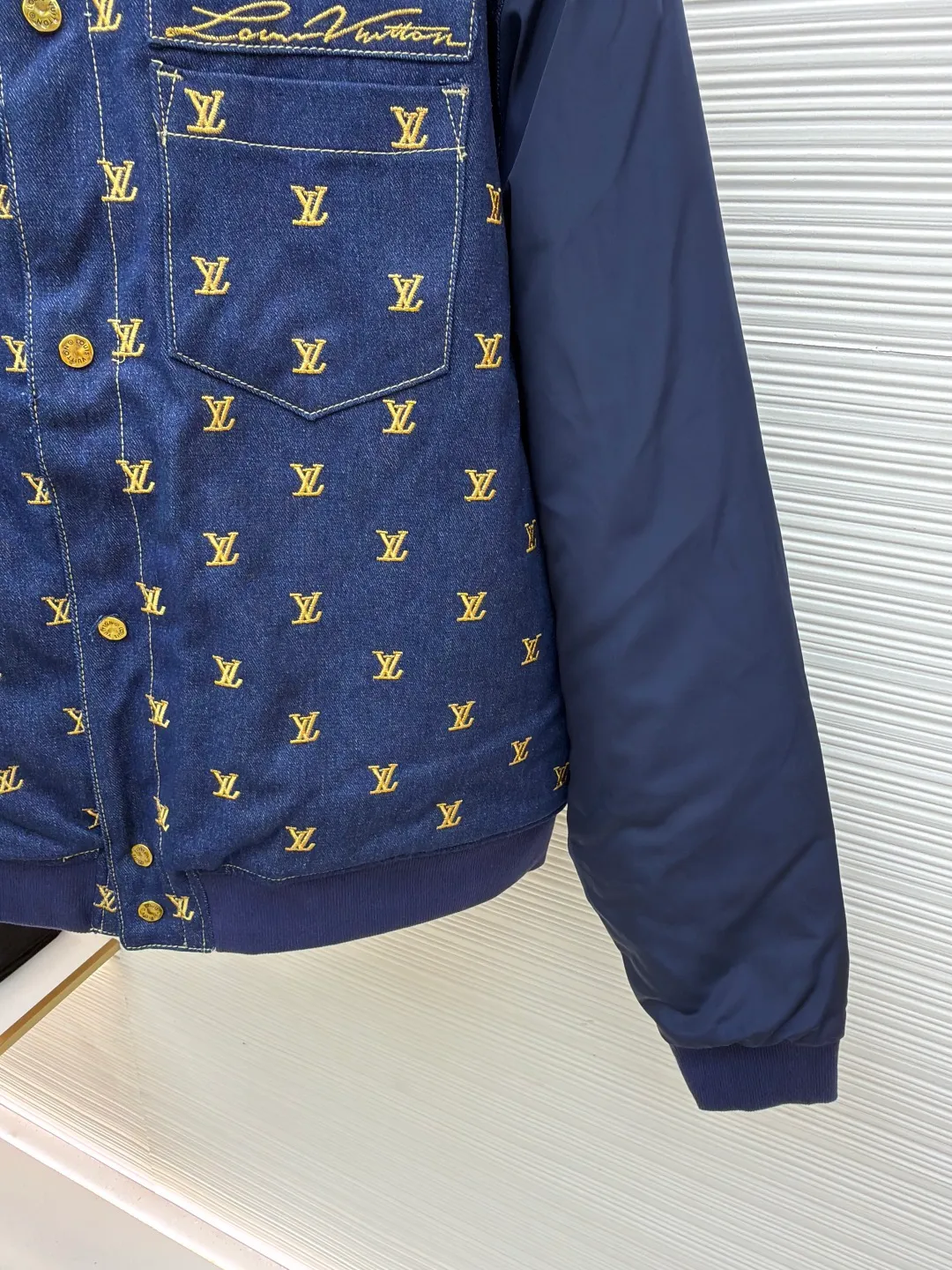 LOUIS VUITTON Full-width embroidered lapel Logo long-sleeved denim ●Original version: Purchased and developed by 28913 ●Item number: 1681216-B80 ●Fabric: denim fabric ●Technology: washed production ●Color: navy blue ●Version: fitted version ●Weight: about 1005 grams ●Size: 46-48-50-52 ●Description: The high-end fabric is made of 430g denim fabric, which feels breathable and comfortable after washing. The inner liner is quilted to keep warm and comfortable. It has exquisite counterpoint embroidery, and the custom-dyed pure cotton rib details are comparable to the original. The low-key and luxurious design must be your fashionable and versatile item. The same denim for men and women! The overall wiring is straight and delicate, the fabric is comfortable and soft, and the color is consistent without color difference. It can be matched with the same style to create a fashionable look and control various occasions. Customized accessories, complete with three standards, same style for men and women!